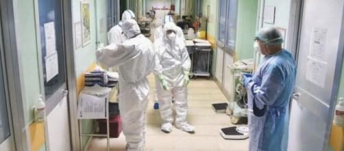 Coronavirus, il grido d’allarme degli infermieri: ‘Pochi e stremati, state a casa’